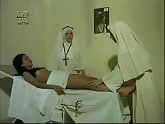 बैंगनी पोशाक में सोलो लड़की साउथ सेक्सी मूवी